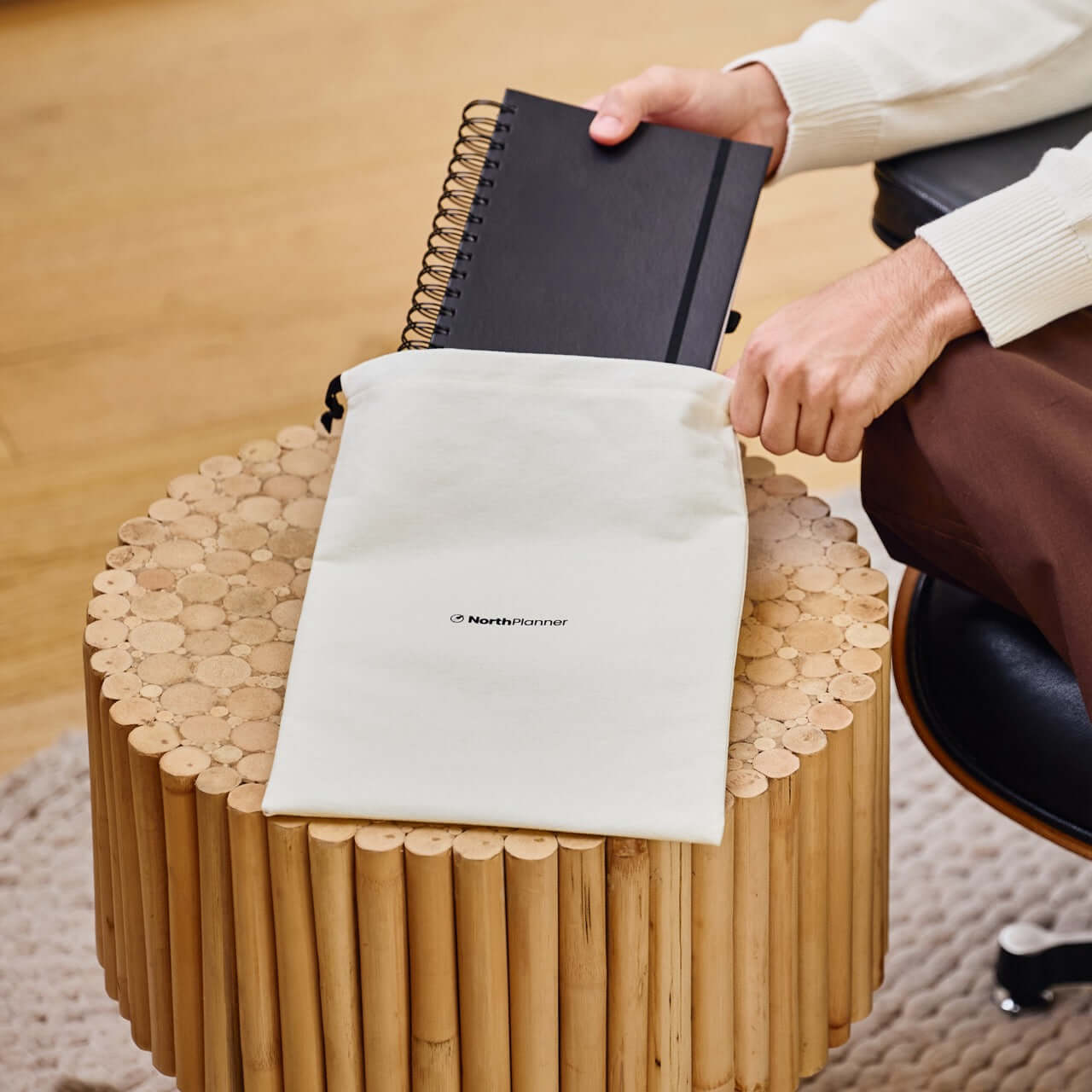 bolsa de tela algodon premium northplanner con libreta sobre mesa
