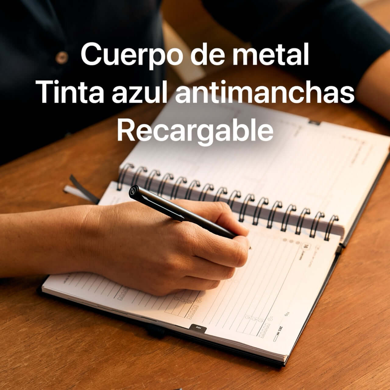 persona escribiendo en agenda con boligrafo metalico negro premium northplanner