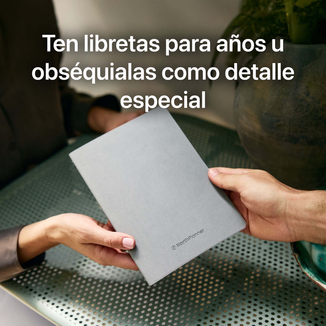 persona entregando libretas premium a5 northplanner regalo elegante